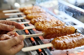 五平餅を焼いているところ